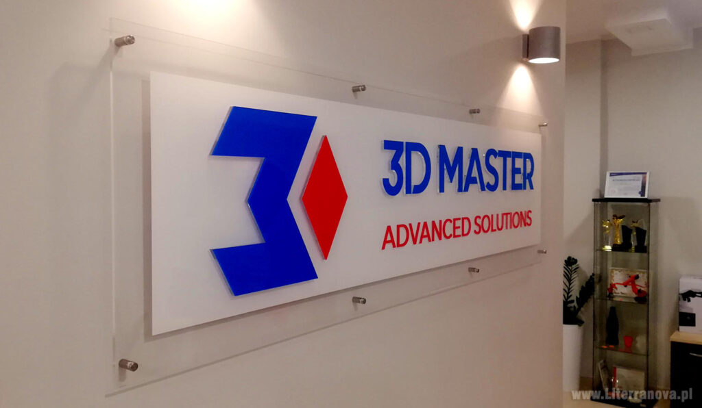 Tablica reklamowa z logo 3D - plexa PMMA, mocowana na dystansach ozdobnych.