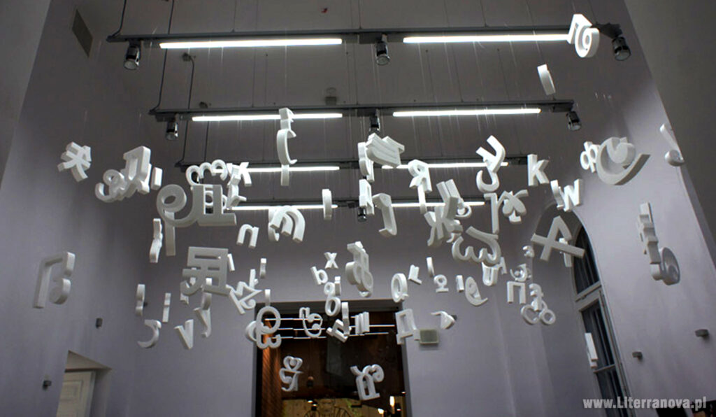 Litery przestrzenne wykonane ze styropianu EPS, dekoracja- instalacja artystyczna.
