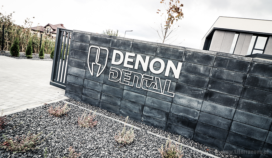 Oznakowanie biura firmy Denon Dental