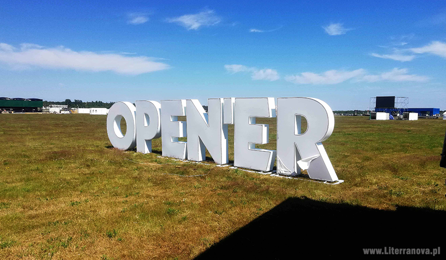 Napis przestrzenny, duży, wolnostojący - logo festiwalu OPEN'ER.